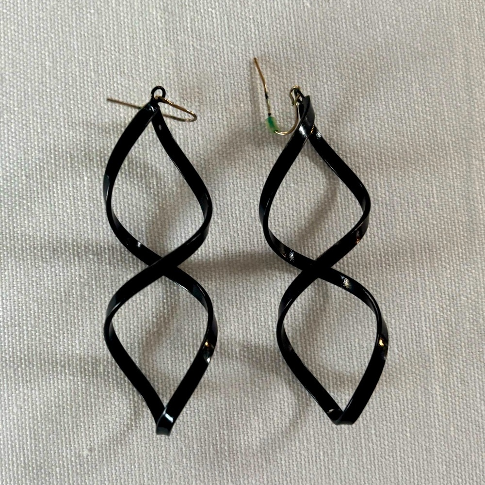 Elegant Black Twisted Earrings